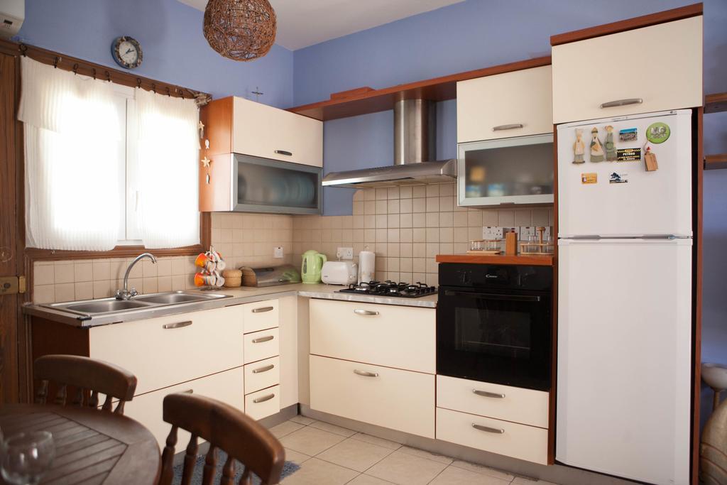 Aquarian Beachfront Apartment Ларнака Экстерьер фото